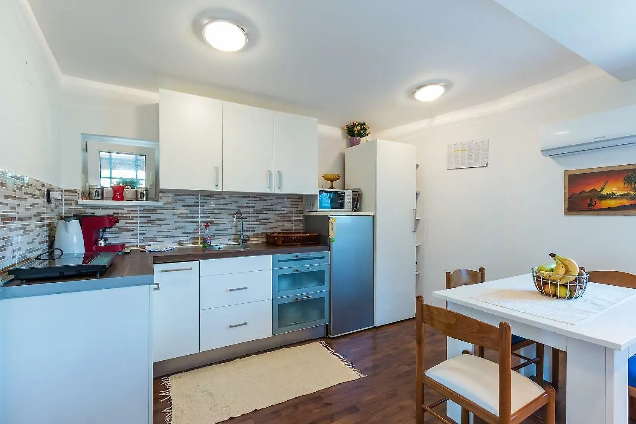 Apartments Salak Pola 0*,  Croazia